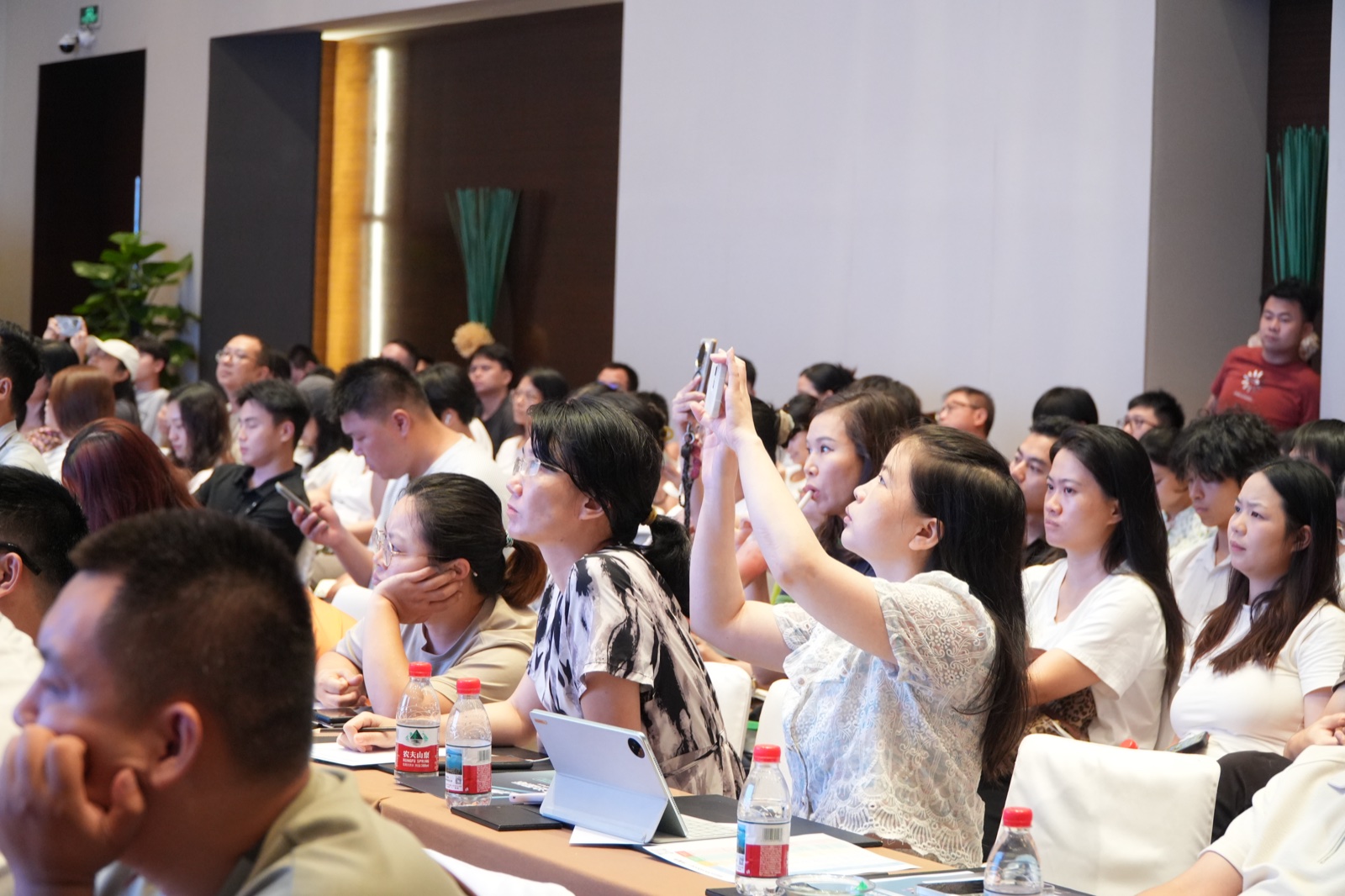 雨果跨境 DTC 出海夏日营销 Simon 主题分享现场